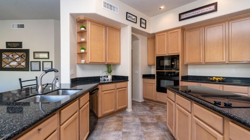 8230 E Tesoro Cir, Mesa, AZ 85207