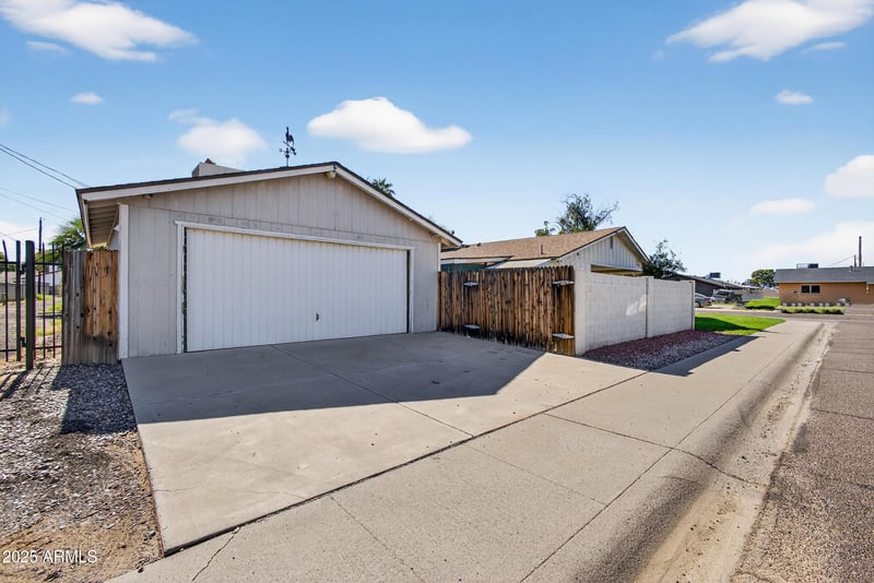 8235 35th Dr, Phoenix, AZ 85051