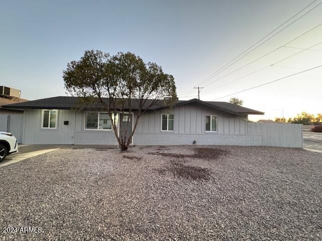 8249 W Earll Dr, Phoenix, AZ 85033