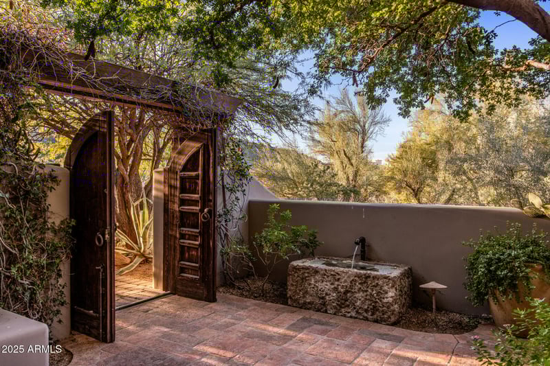 8300 Dixileta Dr #211, Scottsdale, AZ 85266