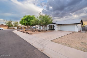 8334 N 57th Dr, Glendale, AZ 85302