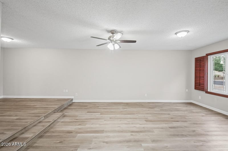 8334 N 57th Dr, Glendale, AZ 85302