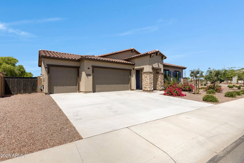 8350 Carole Ln, Glendale, AZ 85305