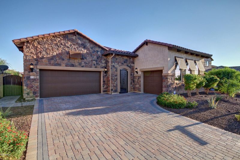 8431 E Lockwood St, Mesa, AZ 85207