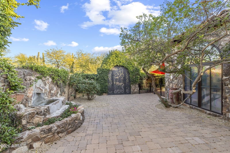 8449 Dixileta Dr, Scottsdale, AZ 85266