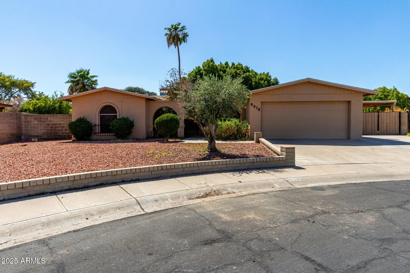 8618 43rd Dr, Glendale, AZ 85302