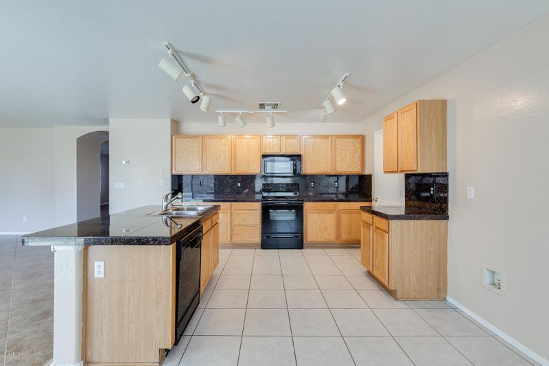 8636 N 68th Dr, Peoria, AZ 85345