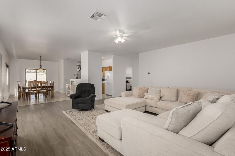 864 E Silversmith Trl, San Tan Valley, AZ 85143
