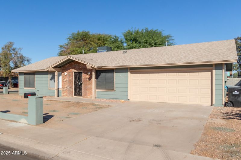 8640 W Mitchell Dr, Phoenix, AZ 85037