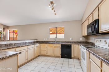 8645 Maui Ln, Peoria, AZ 85381