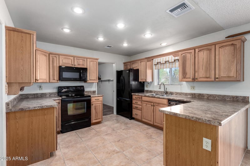 865 61st Pl, Mesa, AZ 85205