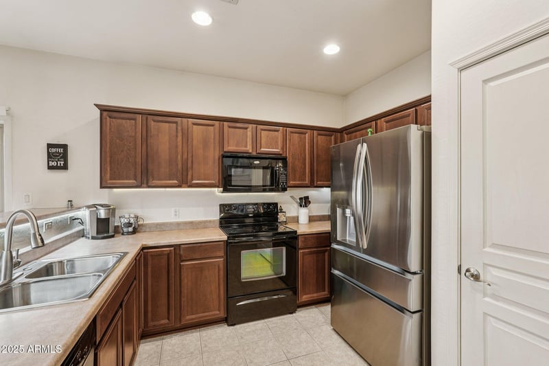 8759 Surrey Ave, Peoria, AZ 85381
