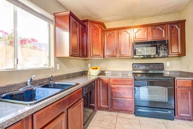 8807 N 63rd Dr, Glendale, AZ 85302