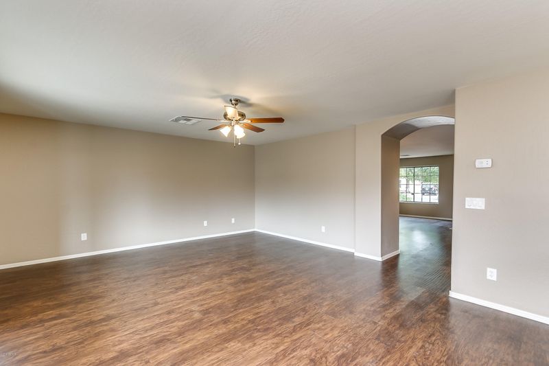 8818 N 67th Ln, Peoria, AZ 85345