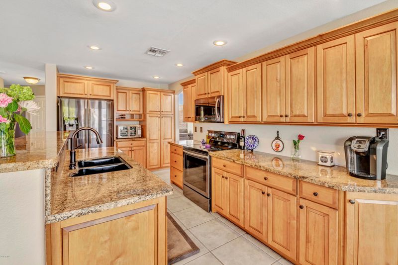 882 E Constitution Dr, Chandler, AZ 85225