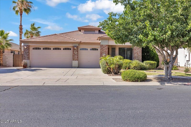 8820 Glenn Dr, Glendale, AZ 85305