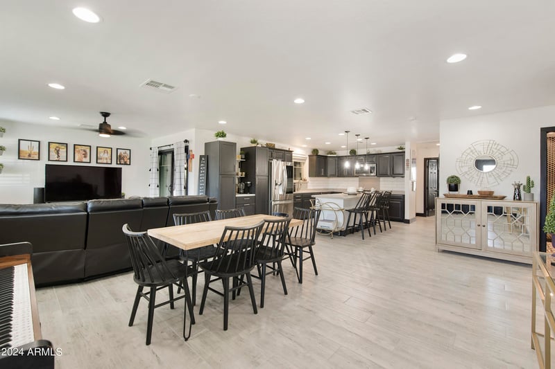 8822 Deer Valley Rd, Peoria, AZ 85382