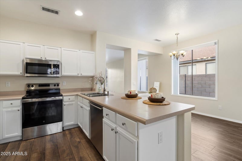 8825 65th Dr, Glendale, AZ 85302