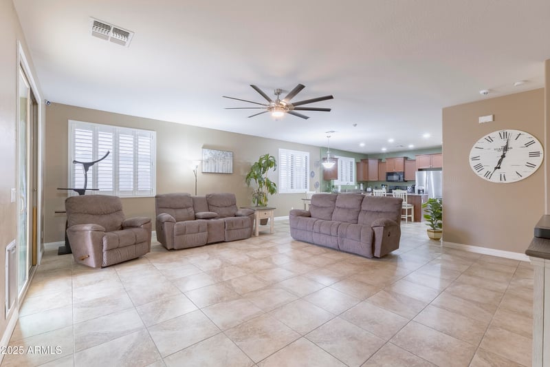 887 Hereford Dr, San Tan Valley, AZ 85143