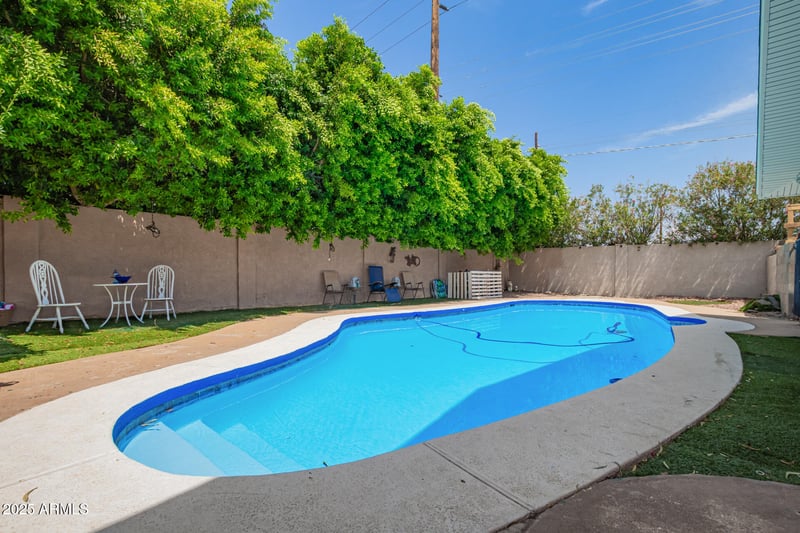 8932 56th Dr, Glendale, AZ 85302
