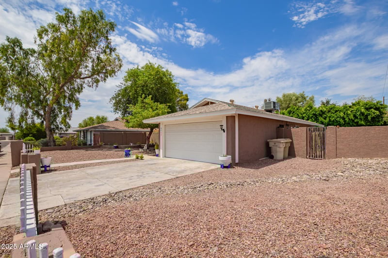 8932 56th Dr, Glendale, AZ 85302