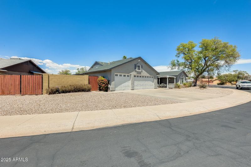 8942 W Peck Dr, Glendale, AZ 85305