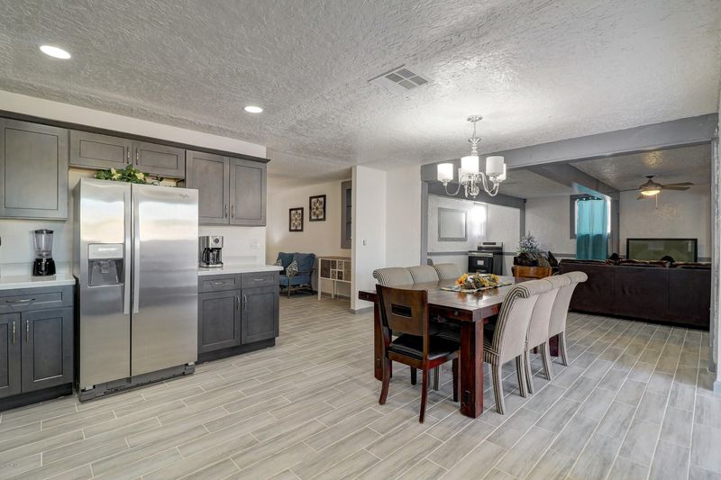 9002 W Heatherbrae Dr, Phoenix, AZ 85037