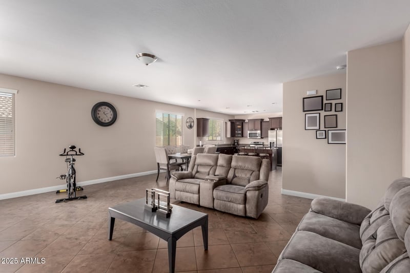 901 Hereford Dr, San Tan Valley, AZ 85143