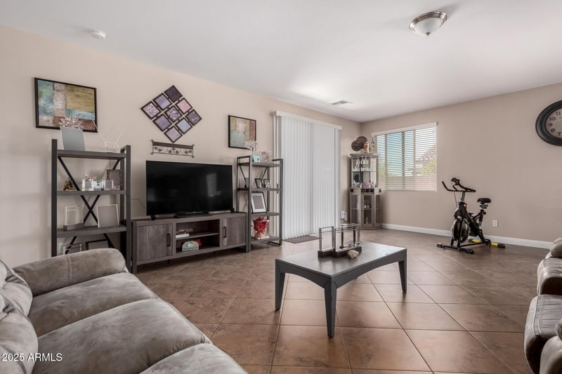 901 Hereford Dr, San Tan Valley, AZ 85143