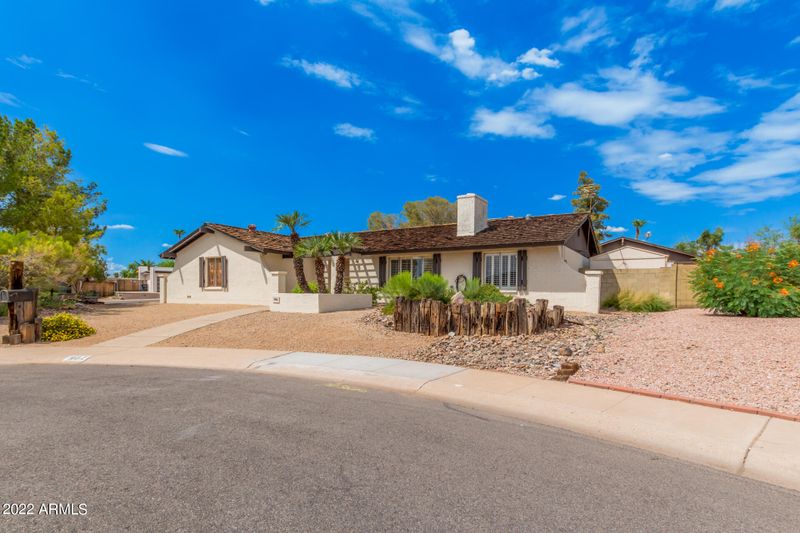 902 E Country Gables Dr, Phoenix, AZ 85022