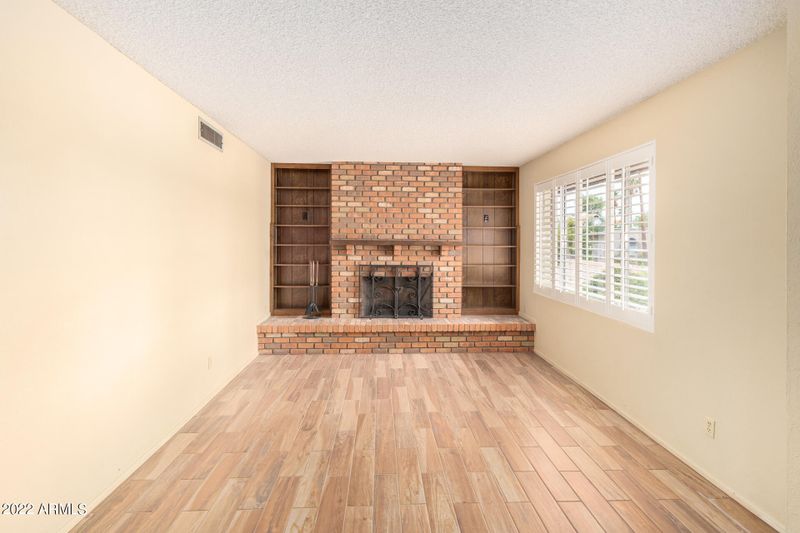 902 E Country Gables Dr, Phoenix, AZ 85022