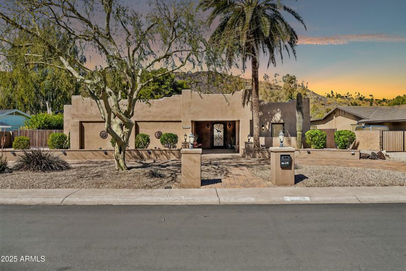 902 W Moon Valley Dr, Phoenix, AZ 85023