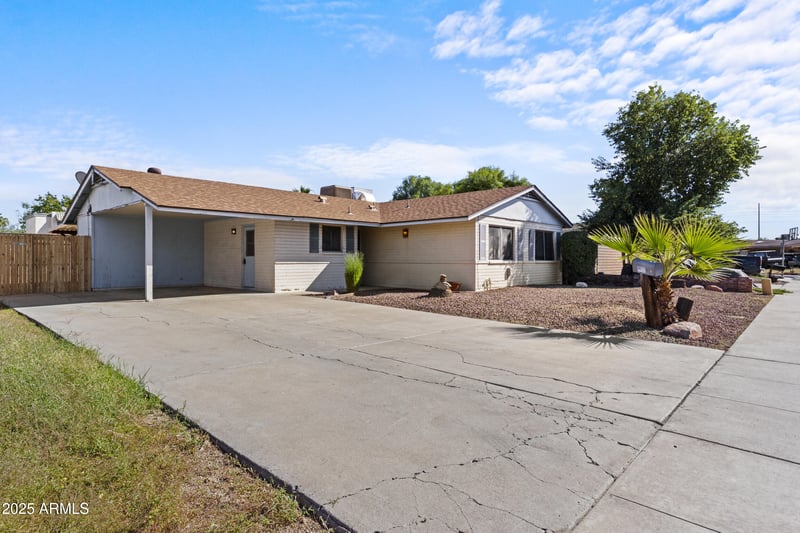 9037 52nd Dr, Glendale, AZ 85302