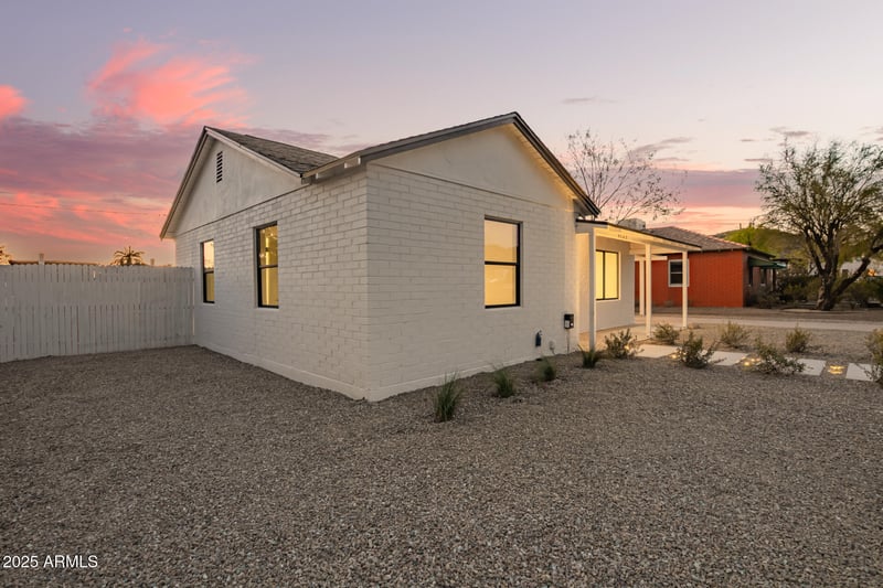 9042 3rd Ave, Phoenix, AZ 85021