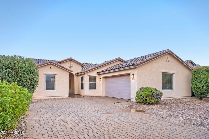 906 W Desert Hollow Dr, San Tan Valley, AZ 85143