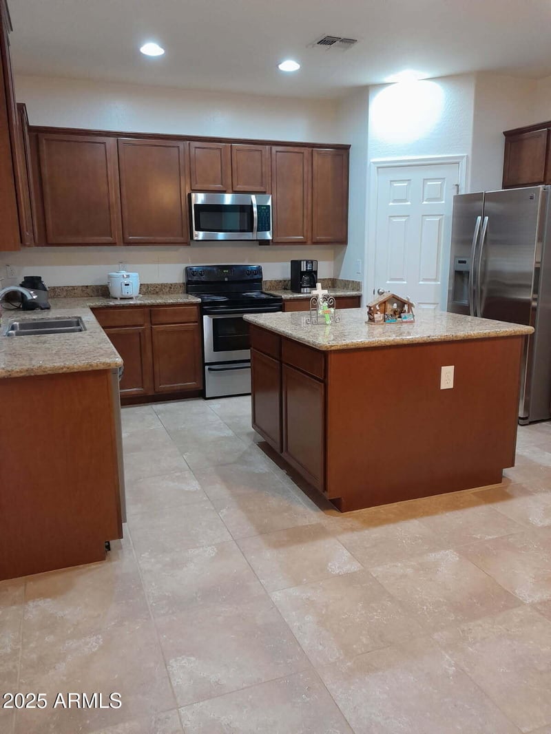 9060 Myrtle Ave, Glendale, AZ 85305