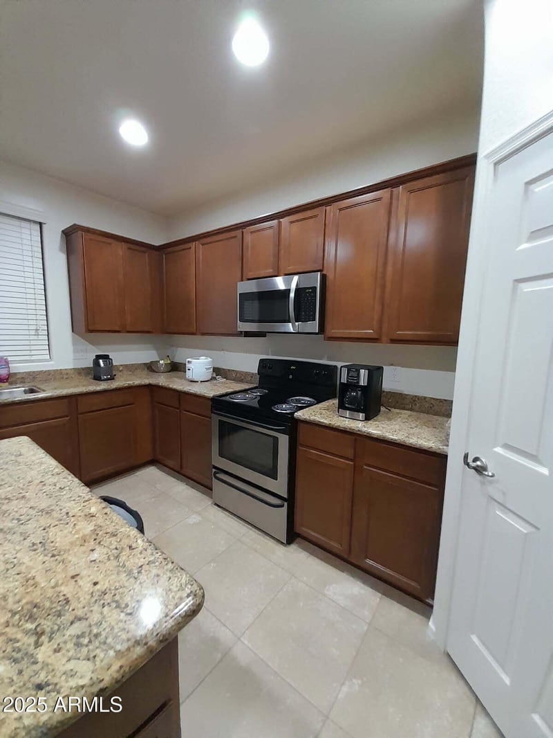9060 Myrtle Ave, Glendale, AZ 85305