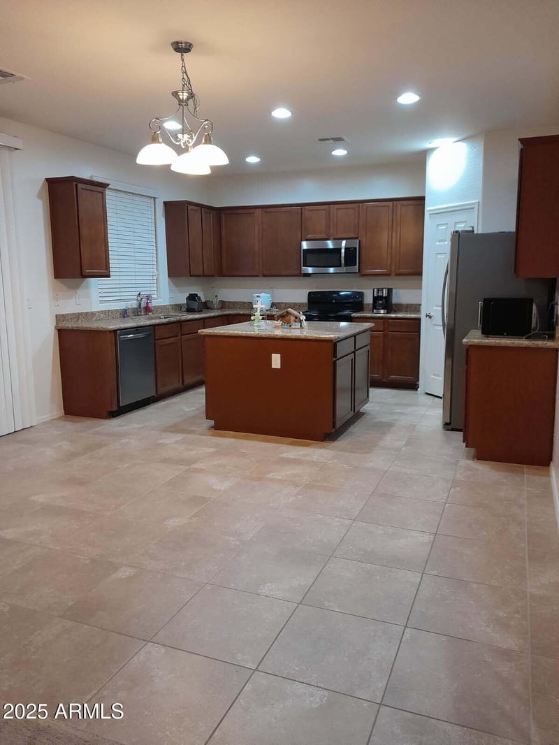 9060 Myrtle Ave, Glendale, AZ 85305