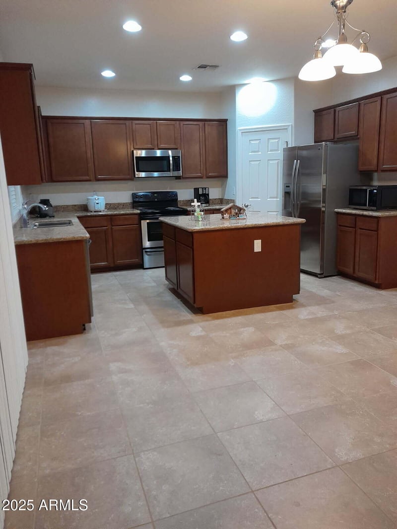 9060 Myrtle Ave, Glendale, AZ 85305