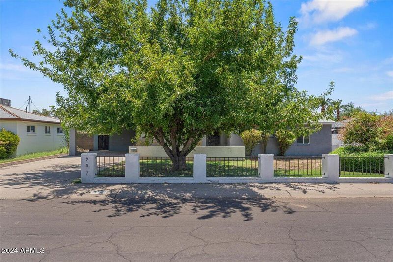 907 E Rose Ln, Phoenix, AZ 85014