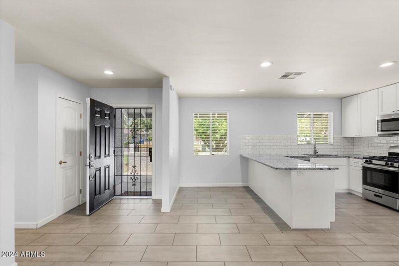 907 E Rose Ln, Phoenix, AZ 85014