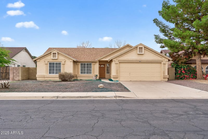 907 Falcon Dr, Gilbert, AZ 85234