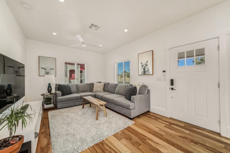 909 E Moreland St, Phoenix, AZ 85006