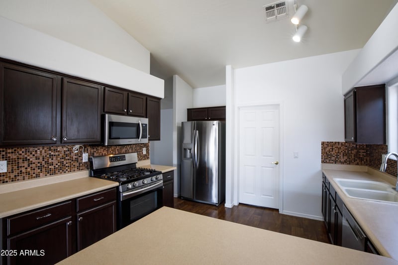 909 Harwell Rd, Phoenix, AZ 85042