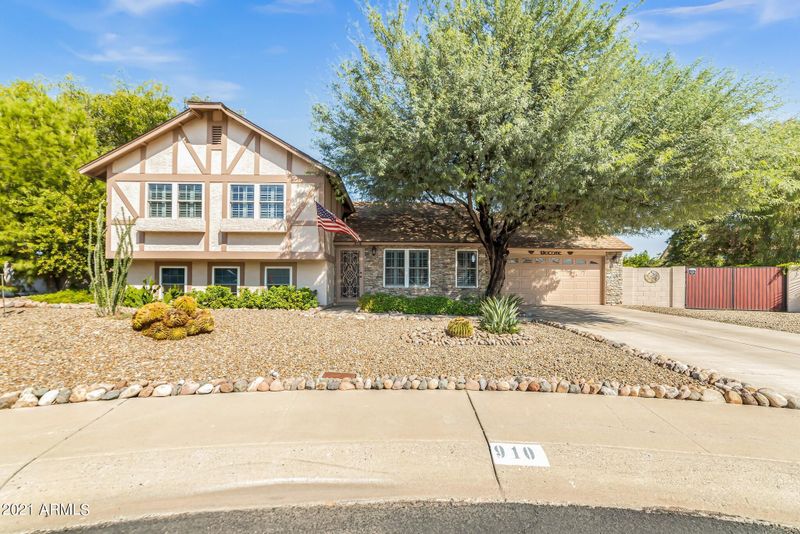910 E Kerry Ln, Phoenix, AZ 85024