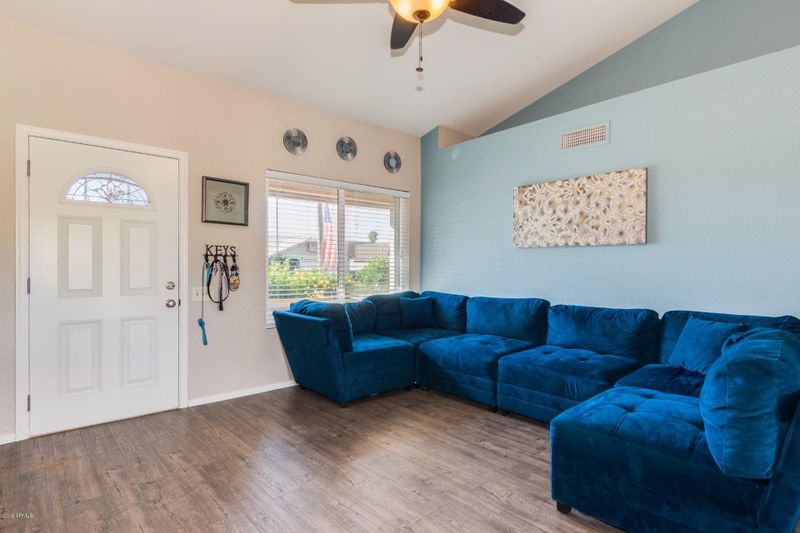 910 W Sequoia Dr, Phoenix, AZ 85027