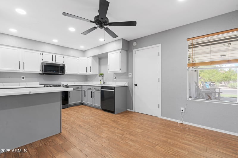911 Campo Bello Dr, Phoenix, AZ 85023