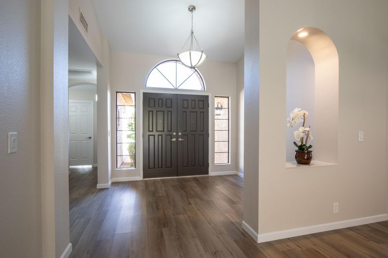 9113 W Oraibi Dr, Peoria, AZ 85382