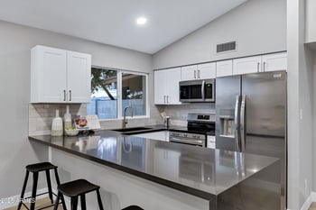 9118 68th Ln, Peoria, AZ 85345