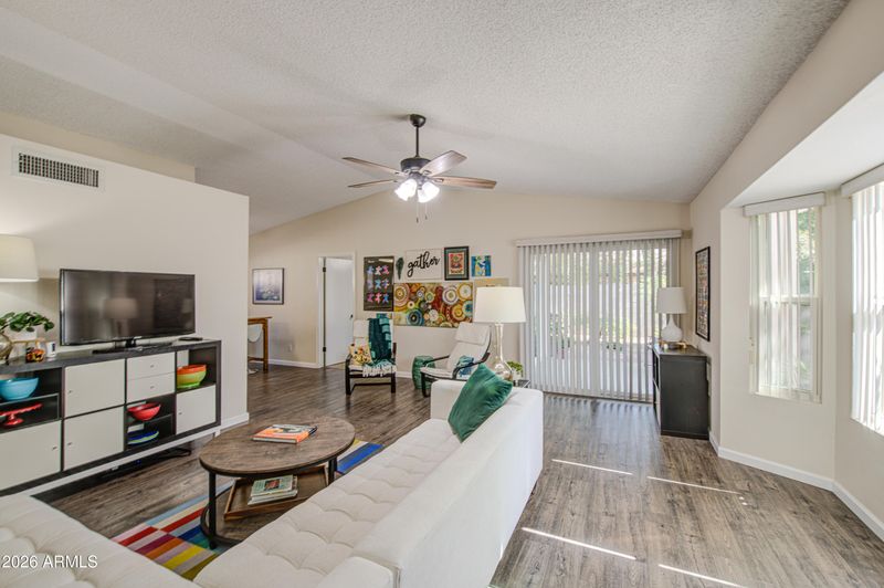 913 E Wahalla Ln, Phoenix, AZ 85024